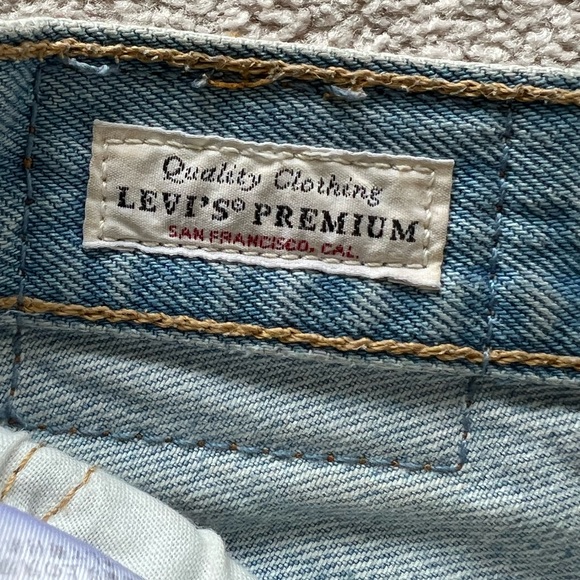 Levi’s High Waisted Shorts - Picture 3 of 4
